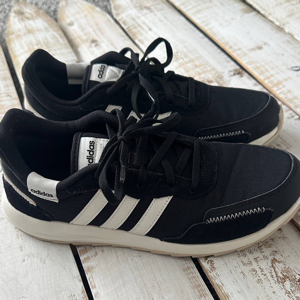 Adidas Women’s Retrorun Athletic Sneaker Size 8 Black